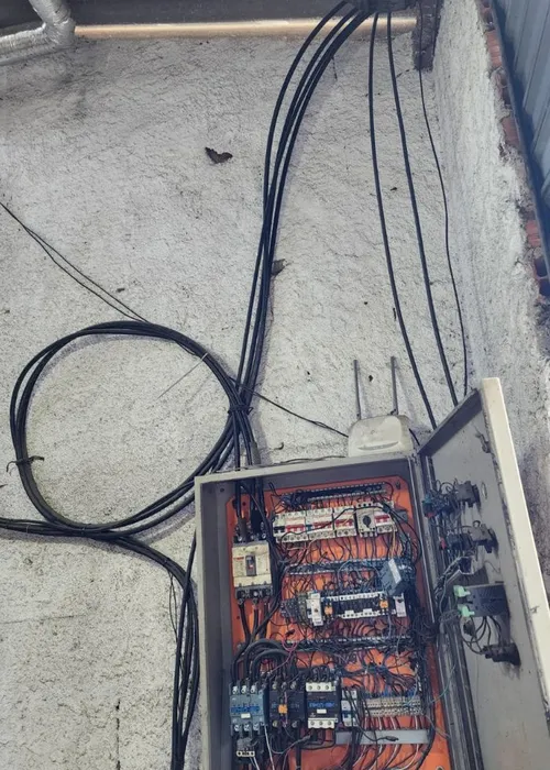 Foi constatado furto de energia elétrica para manter a produção de gelo