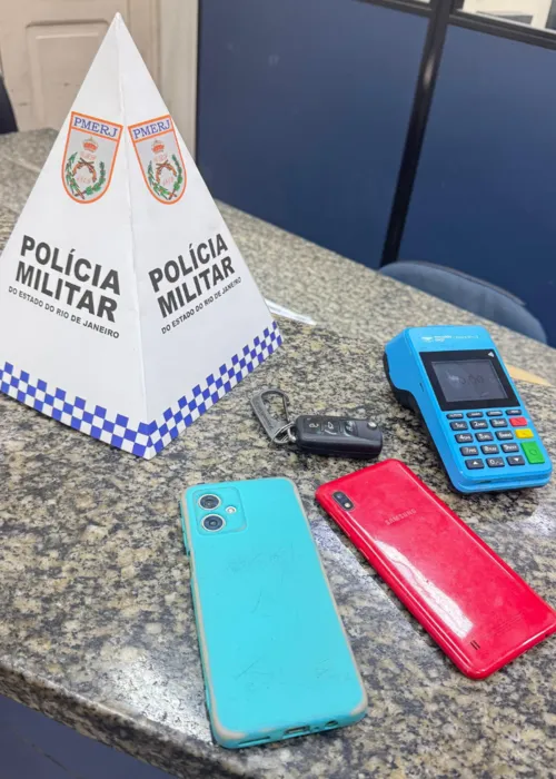 Celulares e máquina de cartão foram encontrados com o acusado.