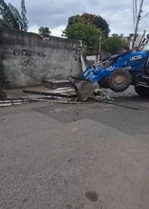 Remoção de barricadas na Rua do Rumo