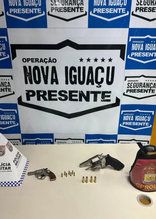 Armas e munições apreendidas com os acusados