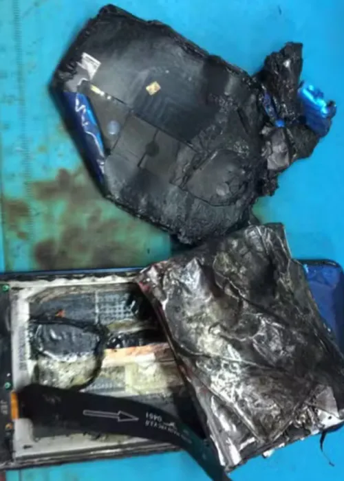 Celular totalmente destruído após explosão de bateria