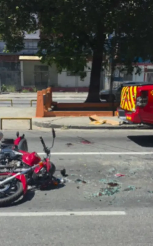 Havia sangue e muito vidro no local do acidente