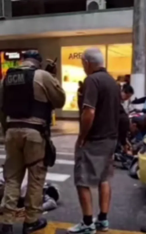 A colisão ocorreu por volta das 17h30 na Rua Paulo Gustavo