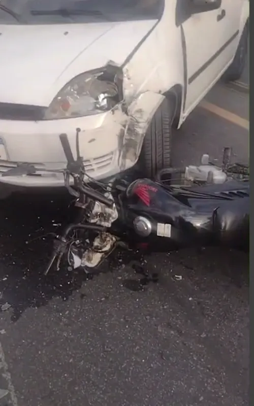 Imagem ilustrativa da imagem Acidente entre carro e moto deixa um ferido em São Gonçalo
