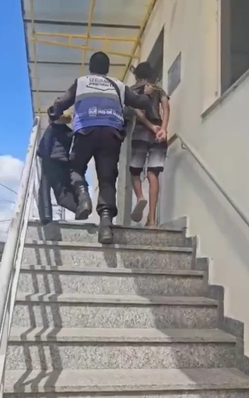 Adolescente estava com 40 porções de crack e de cocaína