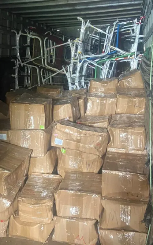 A droga estava camuflada entre cadeiras de balanço e mudança familiar