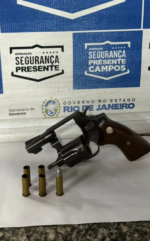 Arma e munições apreendidas pelos agentes do Segurança Presente
