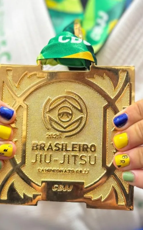 Agatha Azevedo exibe sua medalha de ouro com orgulho