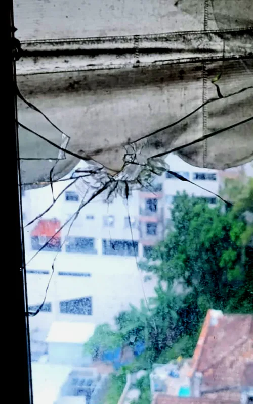 Tiros atingiram janelas do edifício residencial