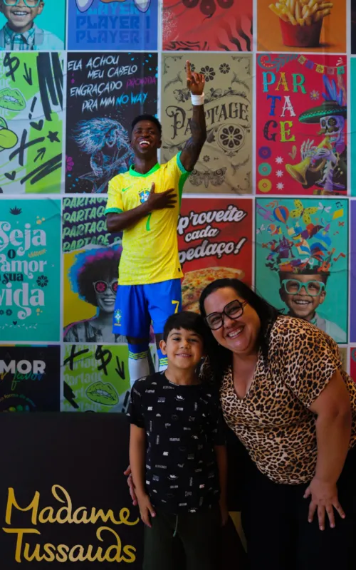 Benício foi ver a estátua com a tia Daniele Manhães