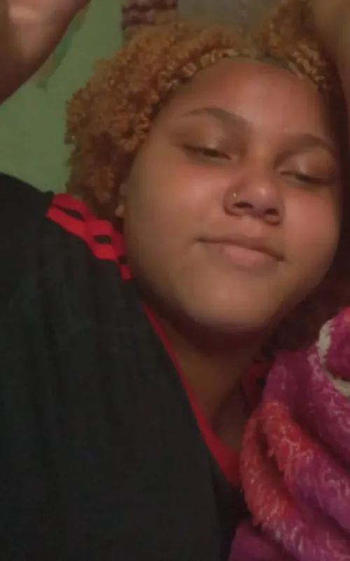 Segundo a tia de Yara, ela estava usando uma blusa preta com gola vermelha