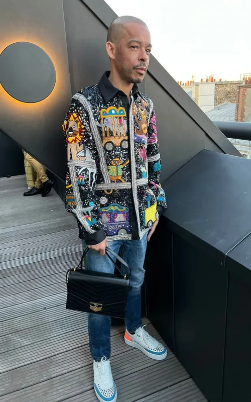 Bruno bordou um casaco com imagens de circo em referência a sua infância