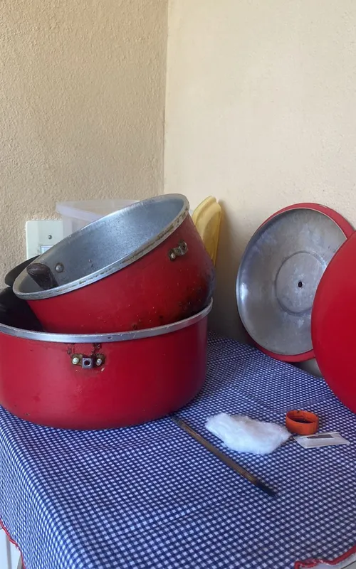 Sem água, louças se acumulam nas casas dos moradores