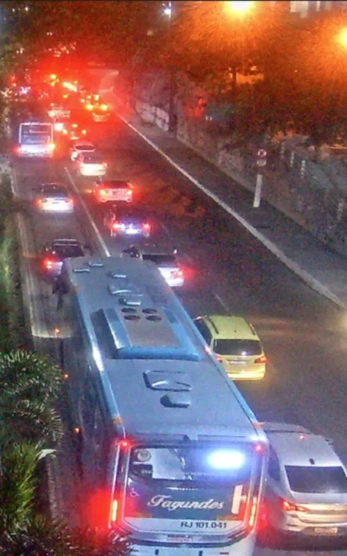 O acidente provocou lentidão no trânsito da RJ-104 especialmente no sentido São Gonçalo
