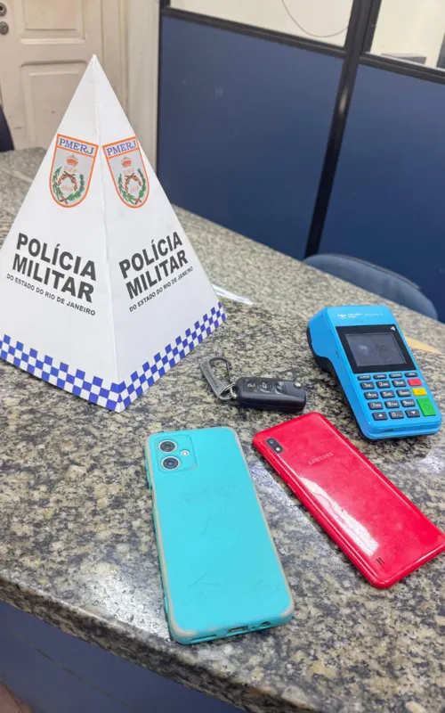 Celulares e máquina de cartão foram encontrados com o acusado.