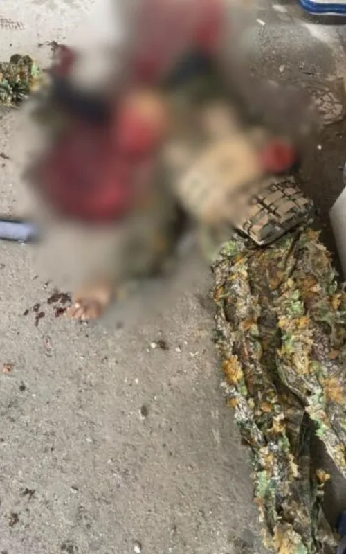 Penélope costumava exibir armas e posar em trajes militares