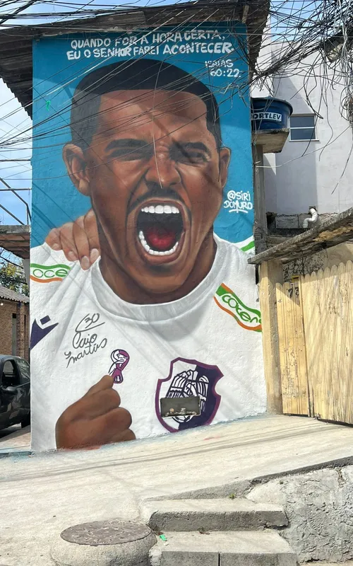 Mural feito na comunidade da Igrejinha, em Niterói, com rosto do jogador Caio Martins