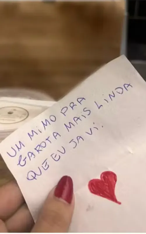 O bilhete foi entregue junto com o bolo de pote