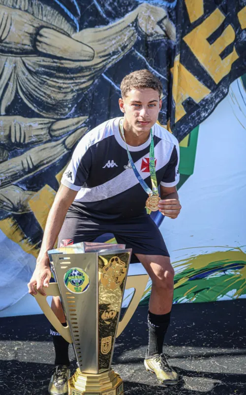 A taça mais recente veio após a campanha invicta na Brasil Soccer Cup
