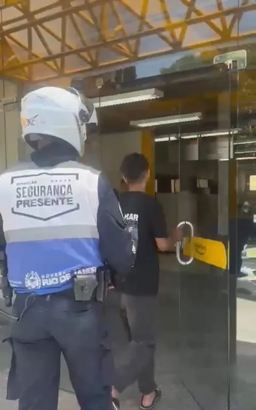 Motociclista foi abordado no momento em que se preparava para atender uma passageira