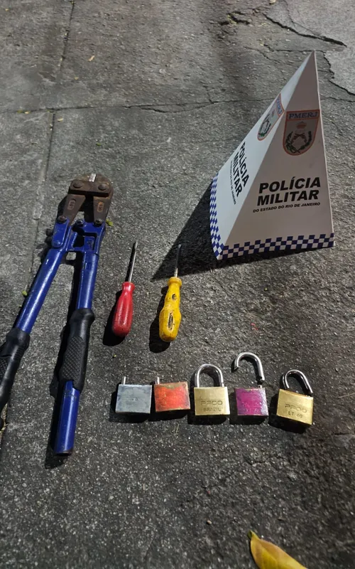 Material apreendido pelo PM na tentativa de arrombar o pet shop