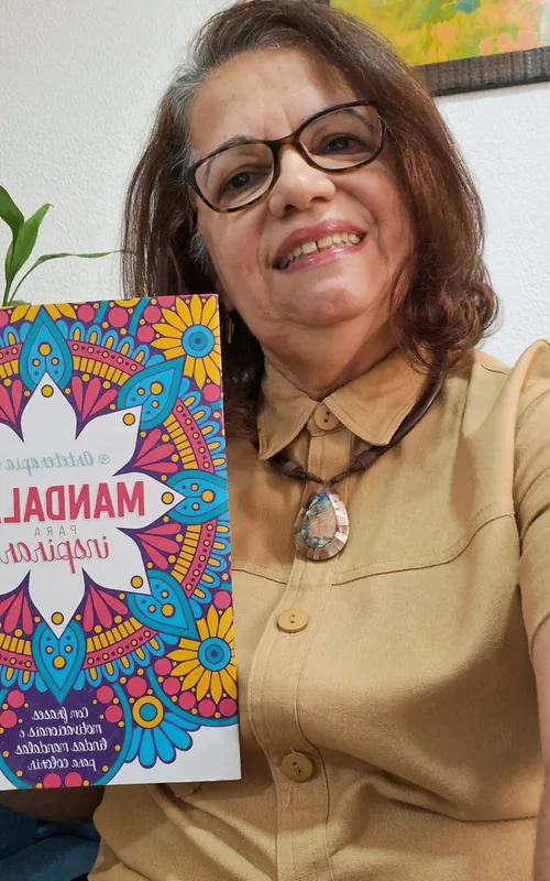 A aposentada Terezinha gosta de colorir mandalas