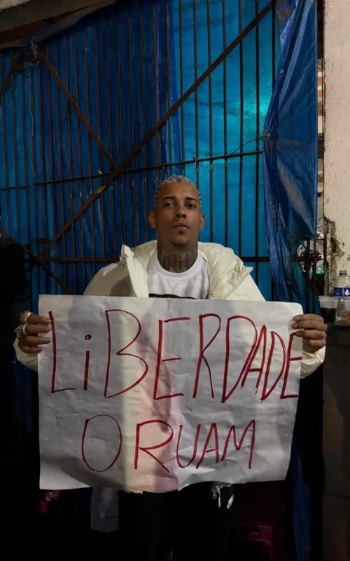 Imagem ilustrativa da imagem MC Poze faz ato por Oruam em frente a presídio no Rio; vídeo