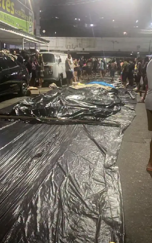 Corpos foram cobertos com lonas