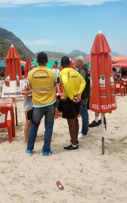 De acordo com o decreto em vigor desde janeiro de 2025, o valor máximo permitido para a cobrança de mesas, cadeiras e guarda-sóis é de R$ 21,73, referente ao kit completo.