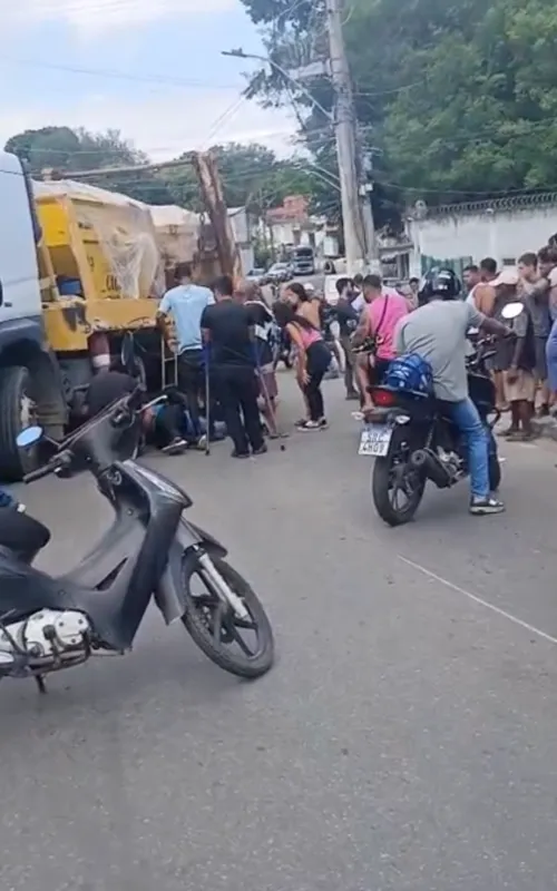 Muitas pessoas se aglomeraram no local do acidente