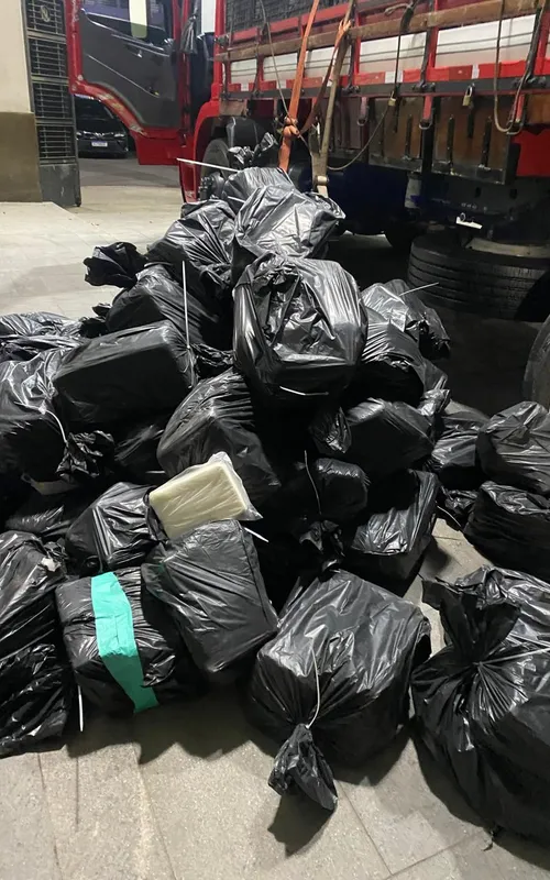 Foram apreendidos 815 quilos da droga