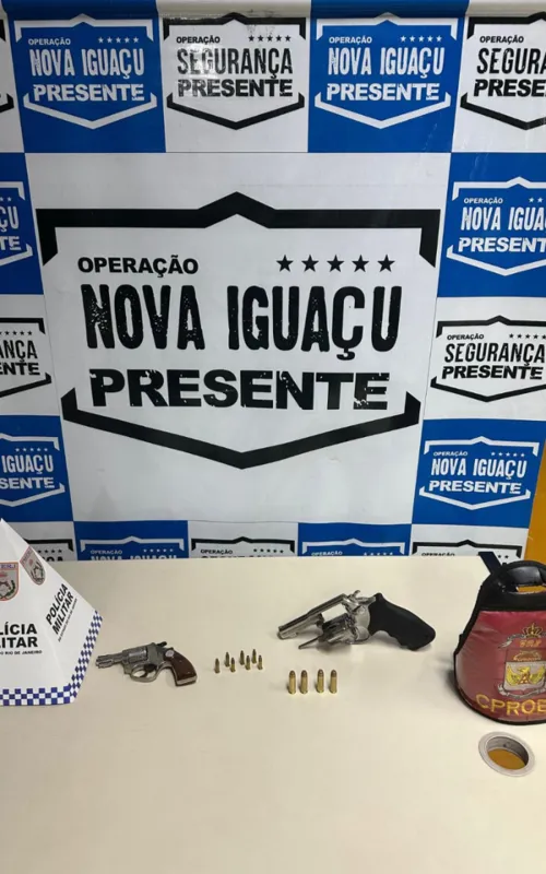 Armas e munições apreendidas com os acusados