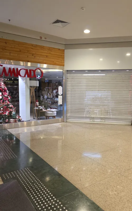 Alguns lojistas resolveram fechar as portas mais cedo no Plaza Shopping, em Niterói