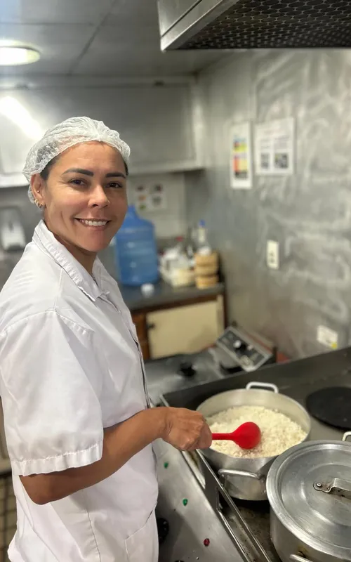 Juliana de Almeida, de 35 anos, é cozinheira de embarcações