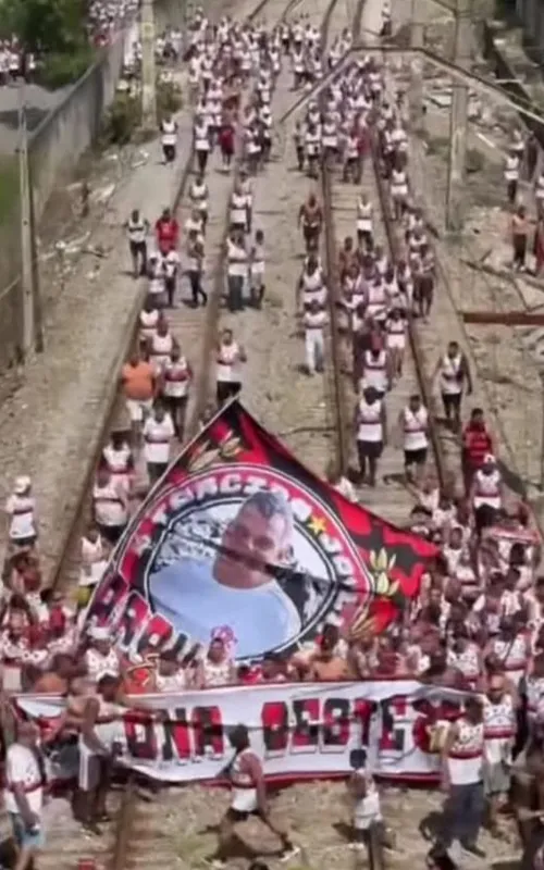 Parte da torcida organizada Jovem Fla flagrada nos trilhos da SuperVia