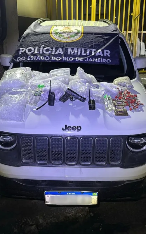 Carro recuperado pelos policiais militares e material apreendido