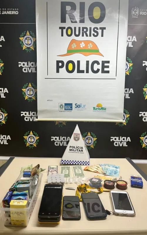 Drogas, cigarros eletrônicos, celulares e máquina de caartão foram apreendidos com os bandidos