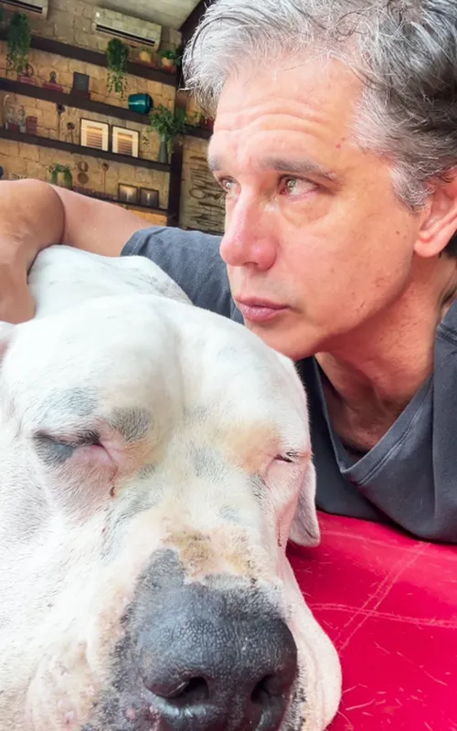 Márcio Garcia compartilhou na internet os momentos finais do 'filho' Dogo