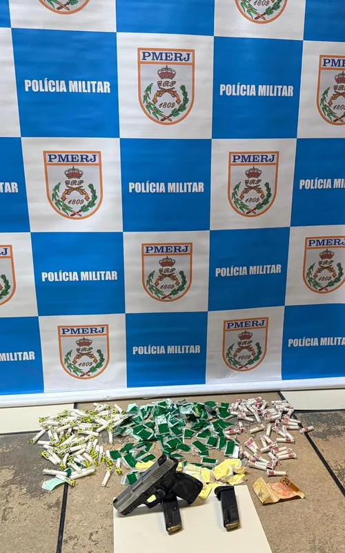 Uma arma e drogas foram apreendidas com o preso