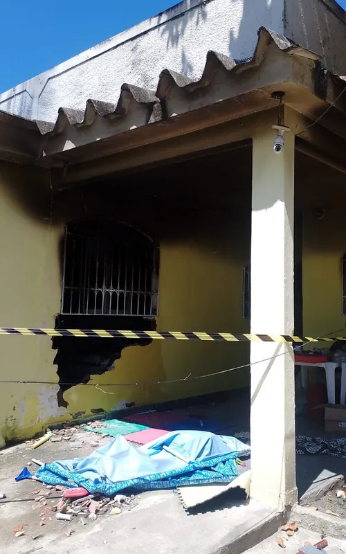 Casa ficou parcialmente destruída pelas chamas