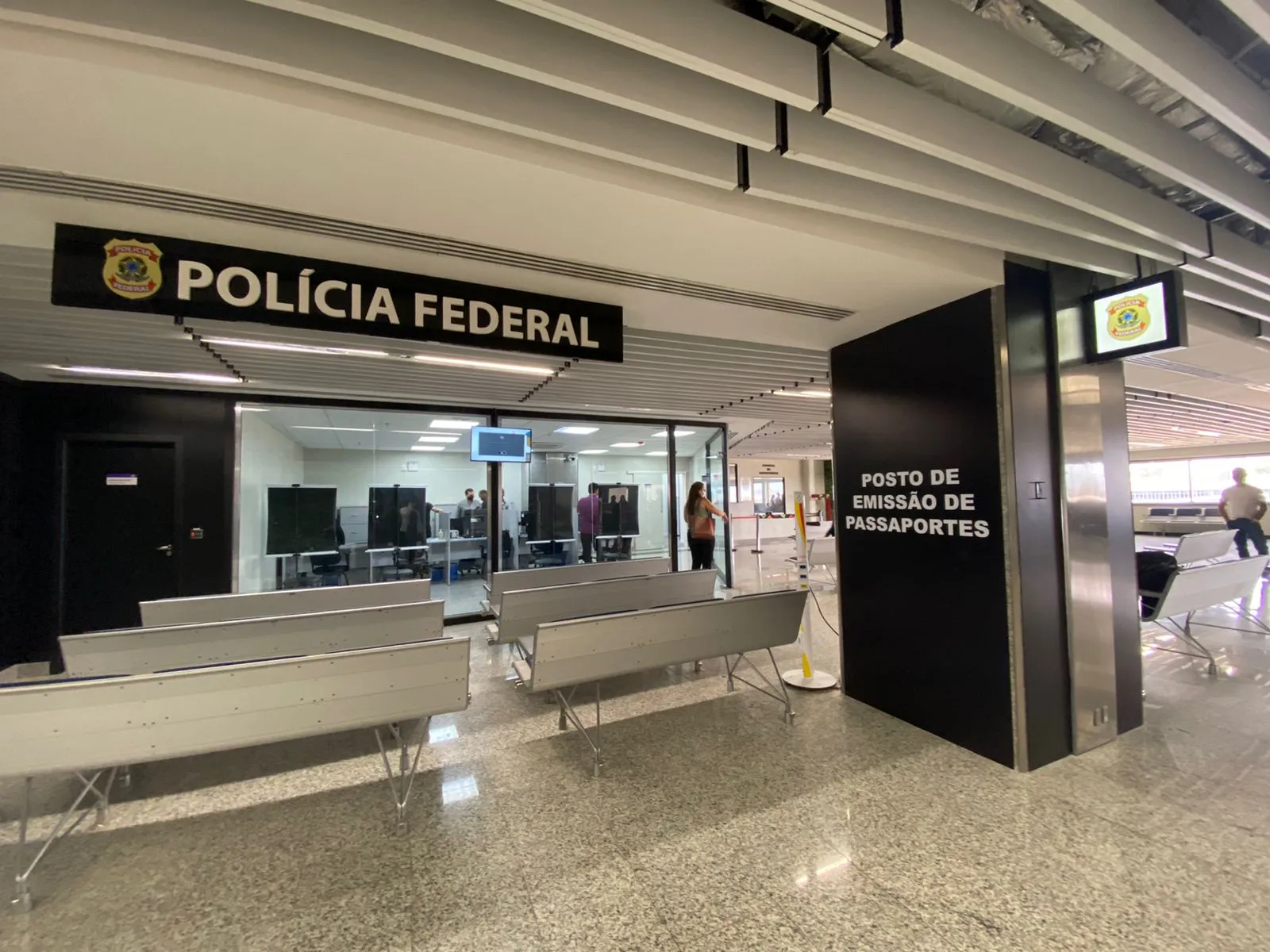 Agentes da PF prenderam um brasileiro com passaporte falso.