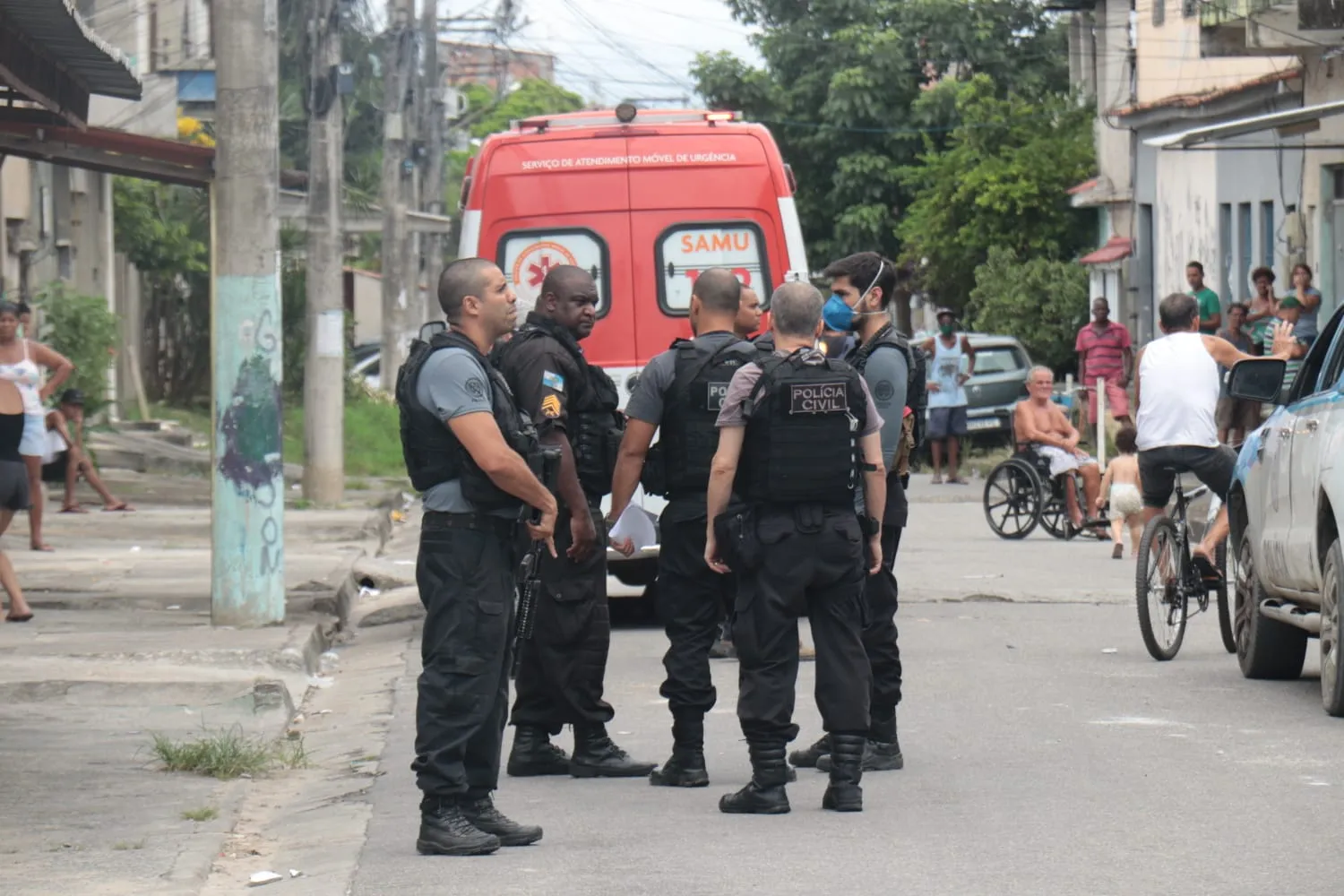 Policiais da Divisão de Homicídios de Niterói e São Gonçalo estiveram no local.