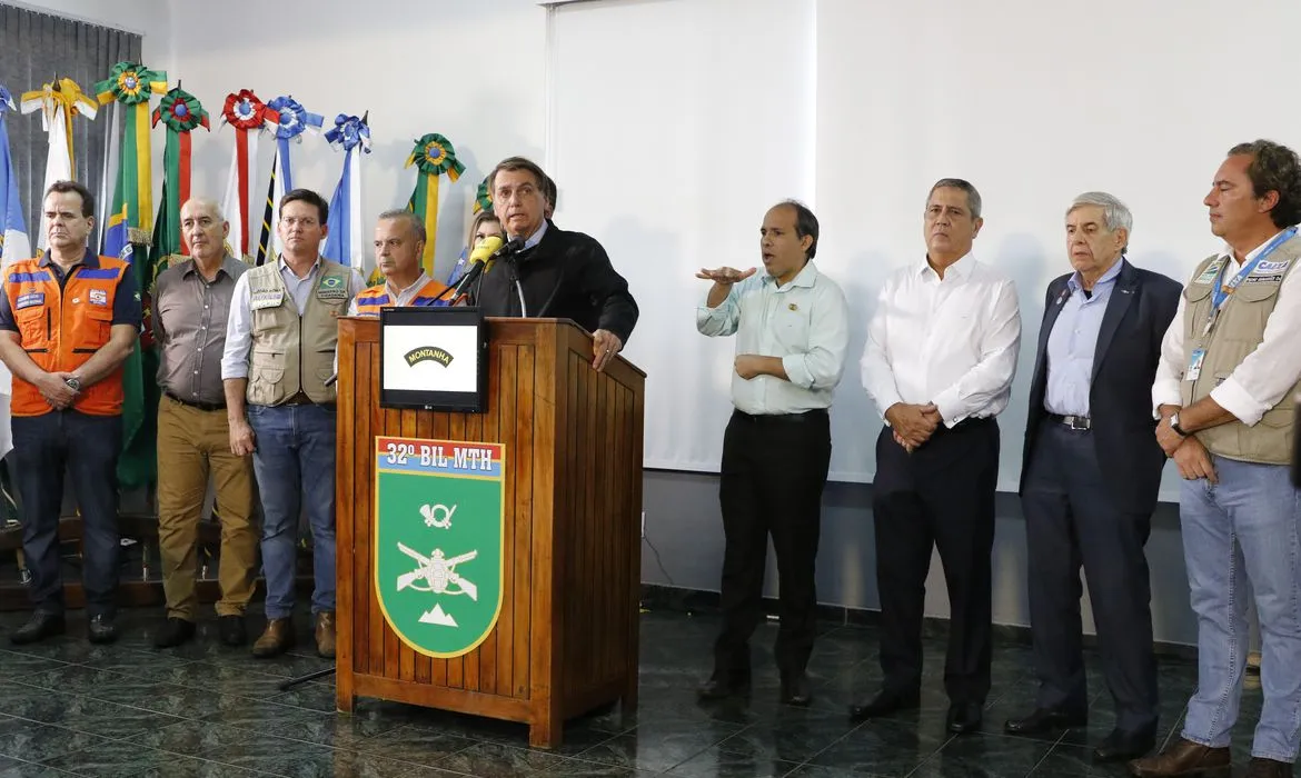 Jair Bolsonaro concedeu entrevista coletiva acompanhado de ministros e autoridades estaduais e municipais.