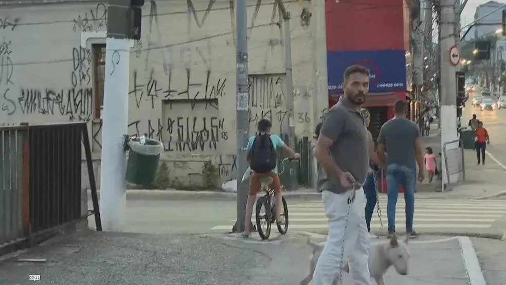 Homem com cachorro partiu para cima da equipe da TV Globo.