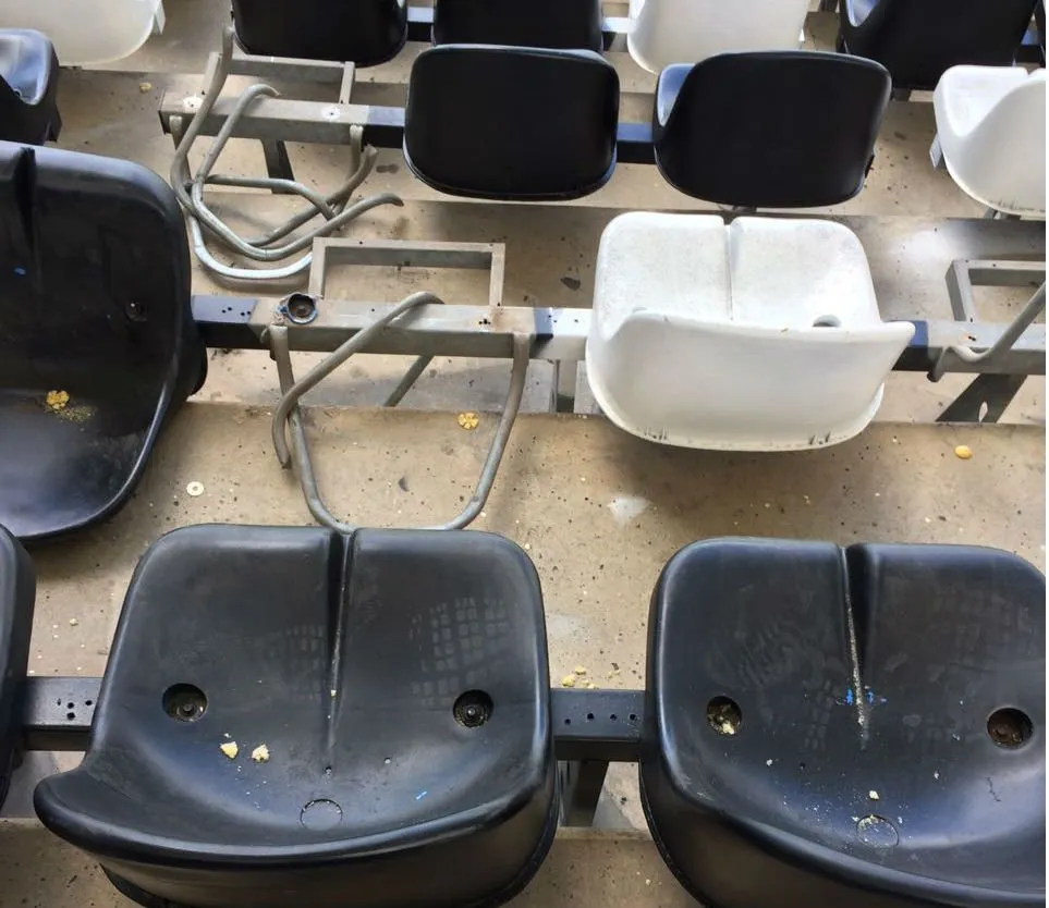 Cadeiras do Estádio Nilton Santos são constantemente quebradas pelas torcidas rivais.