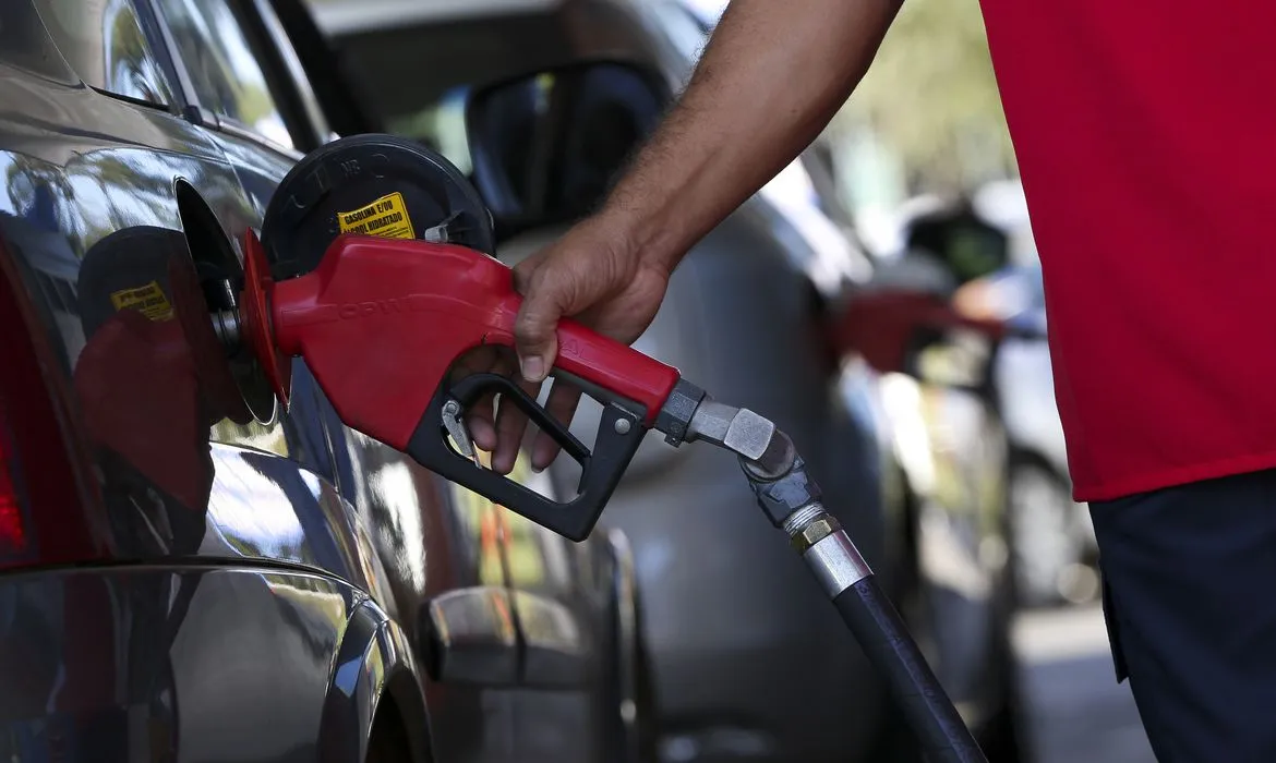 Preço de combustível sofre novo reajuste.