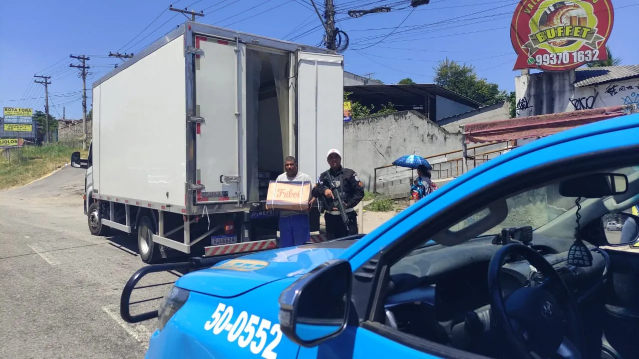 PMs do BPRv recuperam carga roubada em comunidade de São Gonçalo.