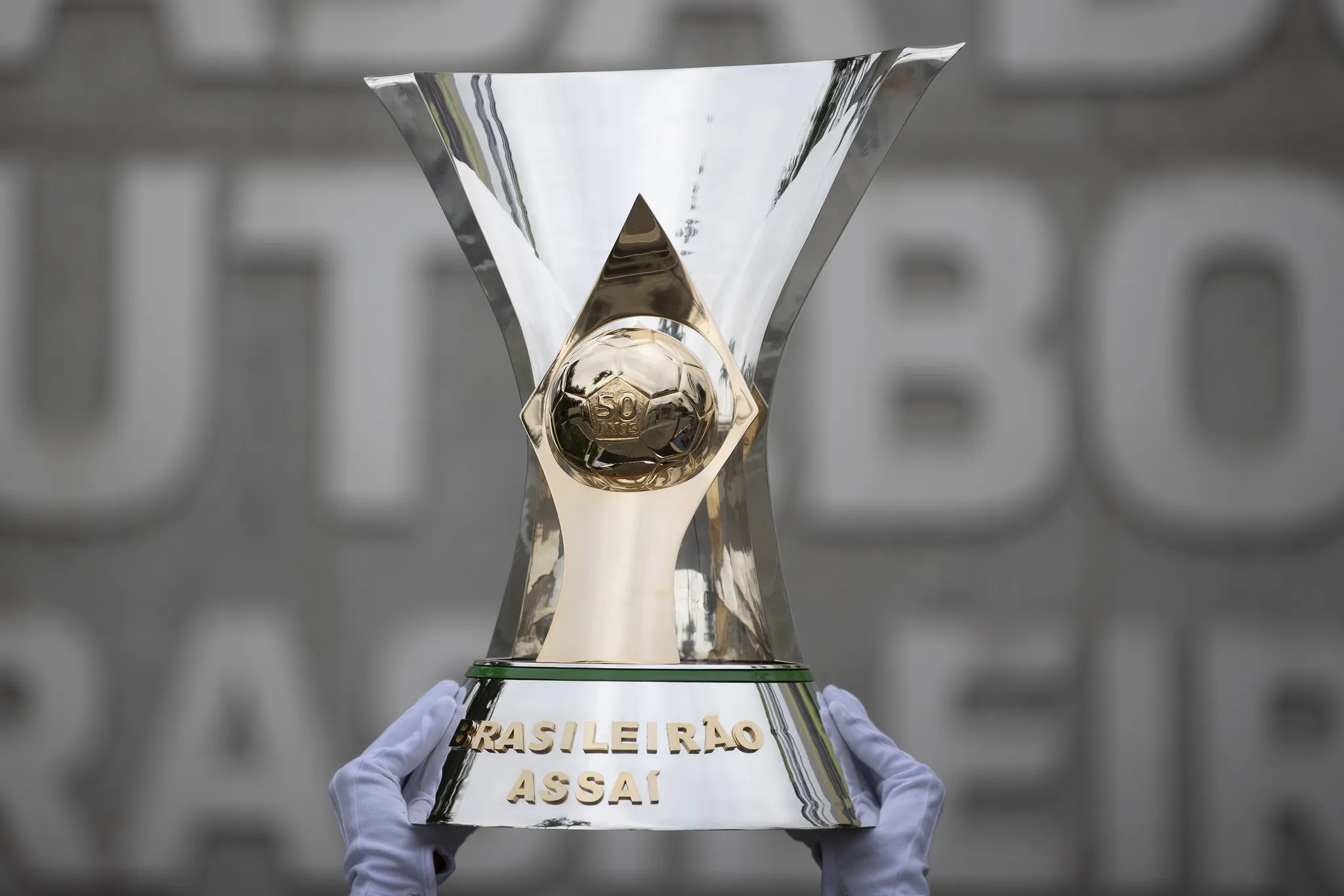 Taça do Brasileirão é objeto de desejo no país inteiro