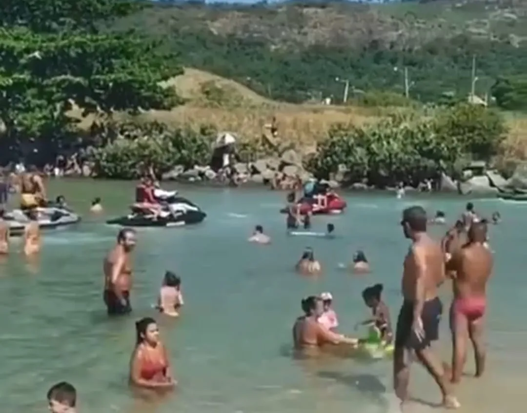 Imagem ilustrativa da imagem Perigo à vista! Vídeo flagra novas irregularidades em praia de Niterói