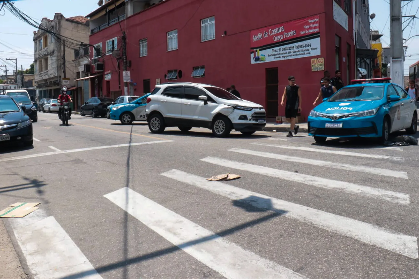 Veículo roubado ficou no meio da rua Carlos Gomes, no Barreto.